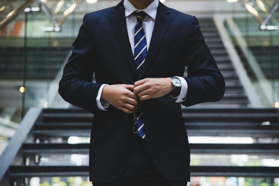 Abogado de Valeris Legal Group con traje azul marino